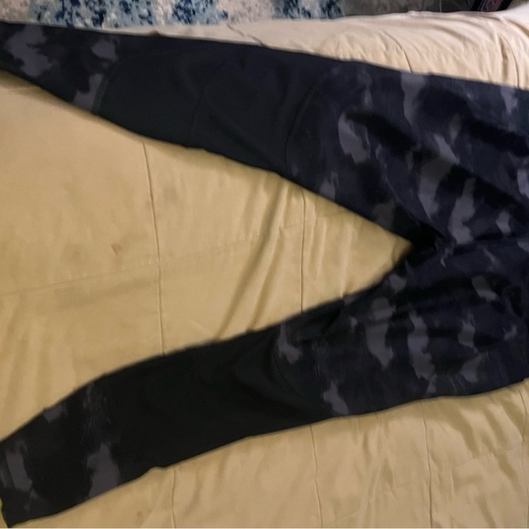 EUC! Women’s Bkack/Grey Camouflage Leggings Size XL - Picture 8 of 16